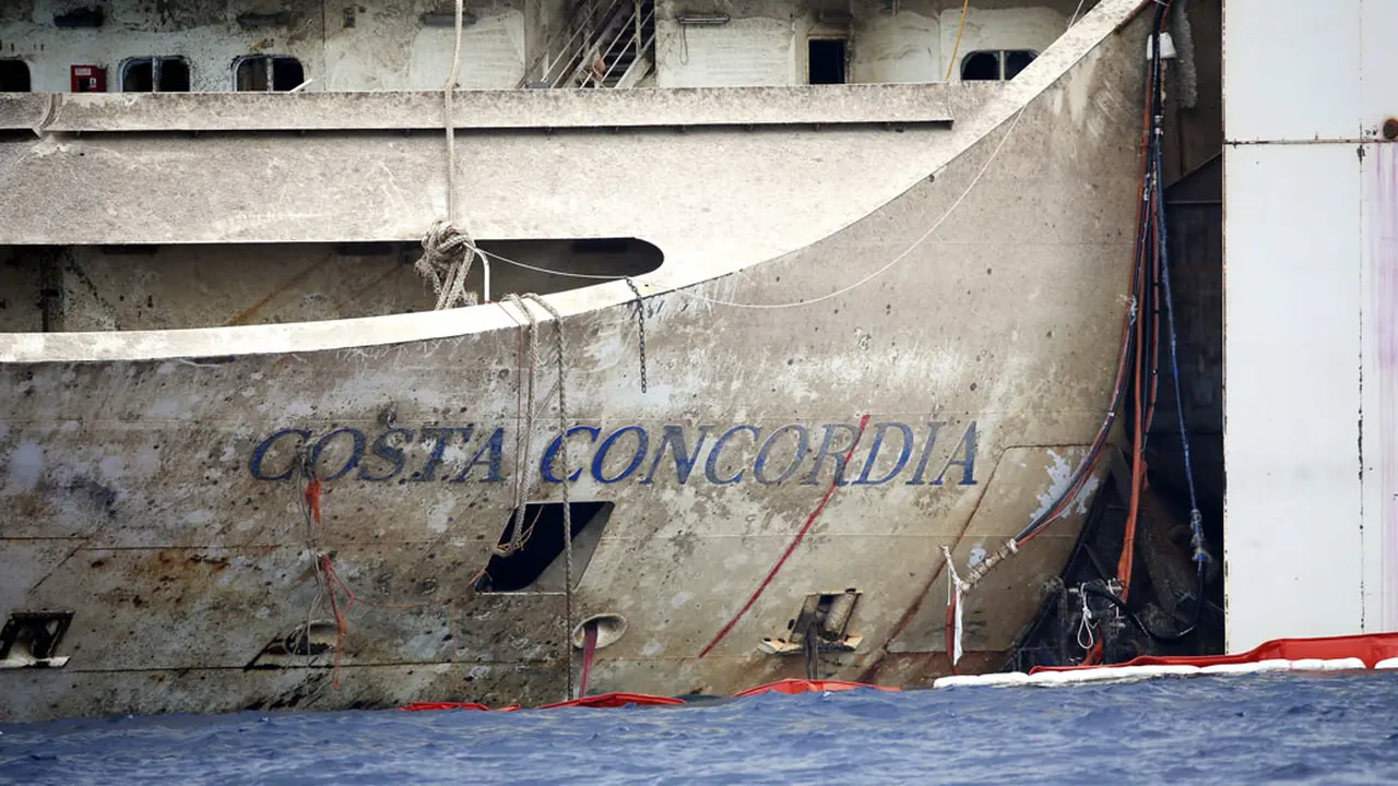 Dua Setengah Tahun Tenggelam, Costa Concordia Kembali Mengapung