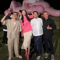 Raline Shah berkesempatan untuk menyaksikan patung raksasa KAWS di Candi Prambanan [@ralineshah]
