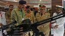 Delegasi dari negara-negara lain mendengarkan penjelasan tentang senjata alat tempur saat Pameran Pertahanan Internasional dan Seminar "IDEAS 2016" di Karachi, Pakistan (23/11). IDEAS sebuah pameran yang digelar dua tahun sekali. (Reuters/Akhtar Soomro)