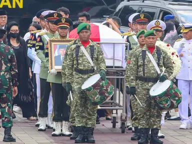 Personel Tentara Nasional Indonesia (TNI) bersiap menjalankan prosesi pemakaman mantan Menteri Pertahanan, Juwono Sudarsono, di Taman Makam Pahlawan Nasional (TMPN), Kalibata, Jakarta, Minggu (29/3/2026). (merdeka.com/Arie Basuki)