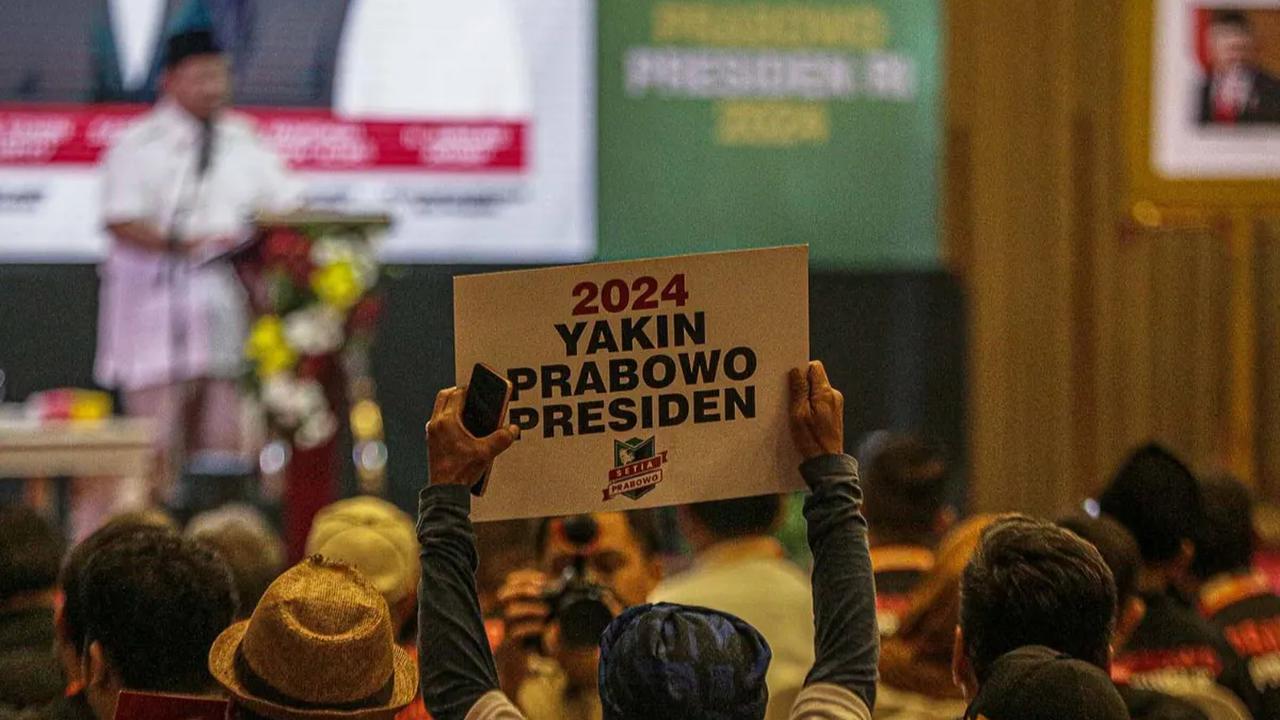 <br>"Tentu jelas di tengah pendaftaran nanti akan diputuskan oleh pak Prabowo serta ketum-ketum partai Koalisi gitu. Bukan oleh saya," kata Dasco.