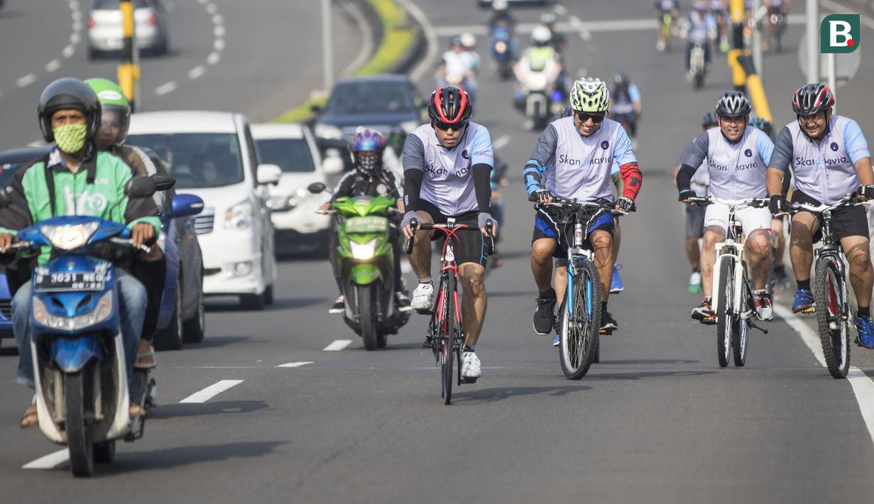 Para pesepeda menggowes saat mengikuti Bike 4round The City di Tangerang, Banten, Minggu (4/3/2018). Kegiatan yang diadakan dalam rangka ulang tahun Hotel Novotel ini menempuh jarak sekitar 50 kilometer. (Bola.com/Vitalis Yogi Trisna)