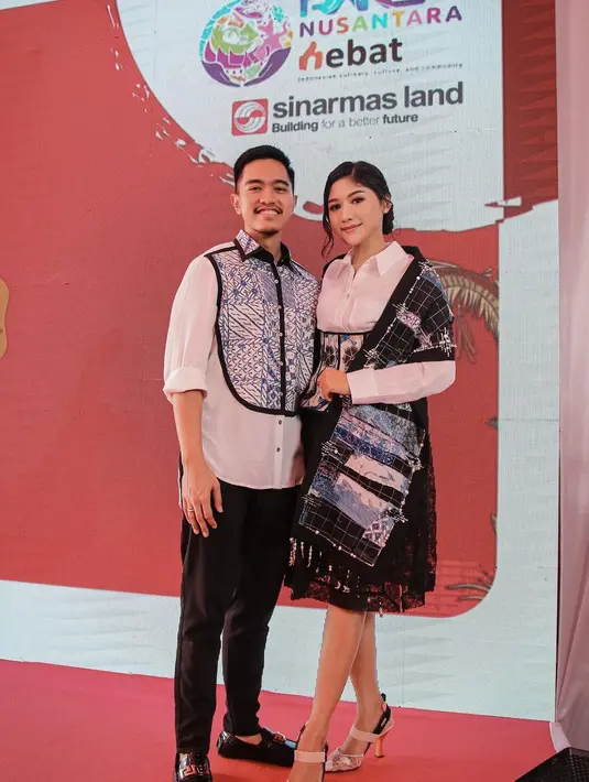Gaya elegan Kaesang dan Erina dalam balutan outfit putih-hitam dengan sentuhan wastra berwarna biru. Mana gaya menantu Jokowi yang paling jadi favoritmu, Sahabat FIMELA? [Foto: Instagram/erinagudono]