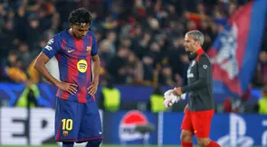 Pemain Barcelona, Lamine Yamal, tertunduk lesu setelah ditaklukkan Atletico Madrid pada leg pertama perempat final Liga Champions 2025/2026 di Stadion Camp Nou, Kamis (9/4/2026). (AP Photo/Joan Monfort)