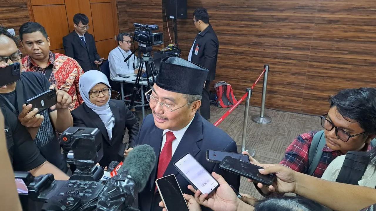 Jimly tak mau ambil pusing dengan kontroversinya. Jimly juga tak masalah jika orang menilainya tak independen sebagai MKMK karena mendukung Prabowo.