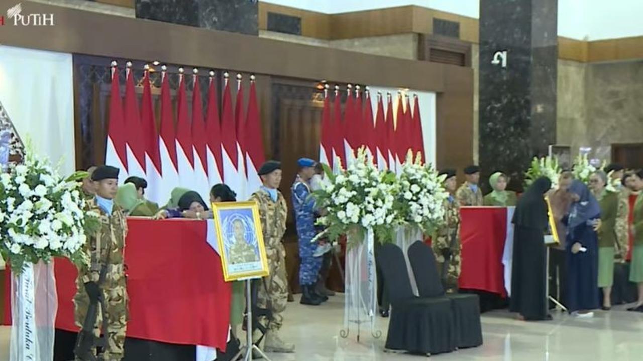 Haru Selimuti Kedatangan Jenazah Prajurit TNI Gugur Lebanon, Presiden Prabowo Beri Penghormatan