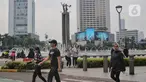 Aktivitas warga di kawasan Bundaran Hotel Indonesia (HI) Jakarta, Minggu (13/10/2024). (Liputan6.com/Angga Yuniar)