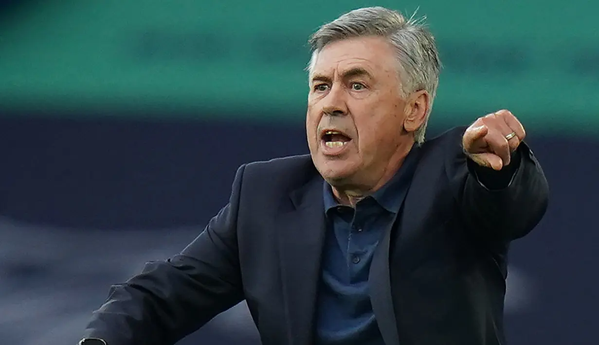 Pelatih Everton, Carlo Ancelotti, memberikan arahan kepada timnya saat menghadapi Leicester City pada laga Premier League pekan ke-32 di Goodison Park, Kamis (2/7/2020) dini hari WIB. Leicester City kalah 1-2 atas Everton. (AFP/Jon Super/pool)