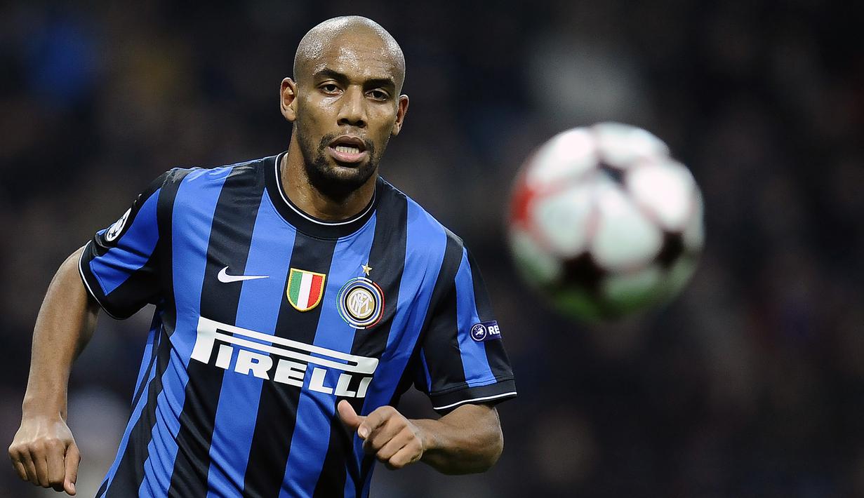 4. Maicon - Pemain yang besar bersama Inter Milan ini mematahkan mitos jika 13 merupakan angka sial. Saat bersama Inter, Maicon tercatat sebagai bek kanan yang handal mencetak gol. Ia telah menyumbangkan 20 gol dan 49 assist selama berkarier di Serie A. (AFP/Filippo Monteforte)
