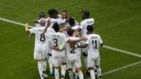 Pemain Real Madrid merayakan gol yang dicetak oleh Kylian Mbappe ke gawang Atalanta dalam laga Piala Super Eropa 2024 di Narodowy Stadium, Warsawa, Polandia, Kamis (15/8/2024) dini hari WIB. Real Madrid menang 2-0 dalam laga ini. (AP Photo/Darko Vojinovic)