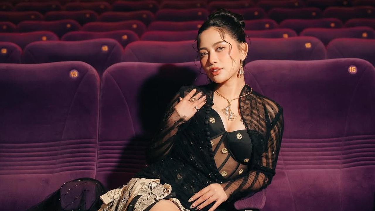 Potret Cantik Rachel Venya Pakai Kebaya Hitam Transparan di Gala Premiere Film 'HUTANG NYAWA'