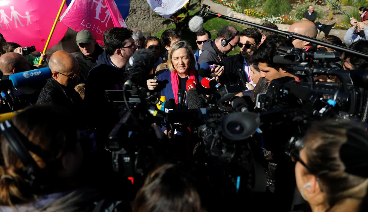 Ludovine de La Rochere, presiden dari gerakan anti-gay memberi keterangan kepada para awak media, Paris, Prancis, Minggu (16/10).  Demonstrasi ini menentang pernikahan sejenis dan mengingatkan nilai-nilai keluarga heteroseksual (Reuters/ Benoit Tessier)