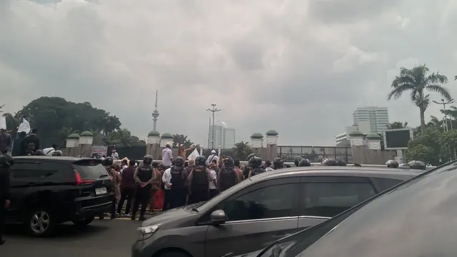 Lalu lintas di Tol Dalam Kota lumpuh imbas demo Apdesi di Depan Gedung DPR.