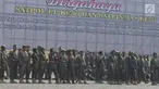 Satuan Polisi Pamong Praja (Satpol PP) mengikuti upacara peringatan HUT ke-69 Satpol PP dan ke-57 Satuan Perlindungan Masyarakat (Satlinmas) di Lapangan Monas, Jakarta, Rabu (7/8/2019). Dalam peringatan itu, Gubernur DKI Anies Baswedan bertindak menjadi inspektur upacara. (merdeka.com/Imam Buhori)