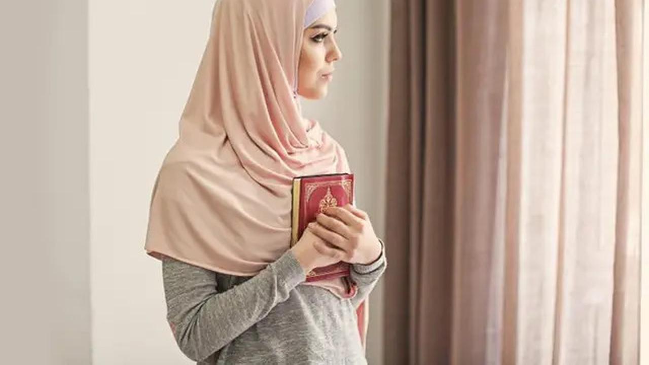 Menyendiri atau Bergaul, Mana yang Lebih Utama bagi Seorang Muslimah?
