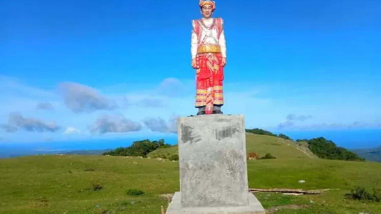 <b>2. Patung Jokowi di Puncak Bukit Sunu NTT</b><br>