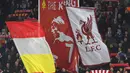 Fans Liverpool mengibarkan bendera saat leg kedua Liga Champions di Anfield Stadium, Liverpool, (6/3/2018). Liverpool bermain imbang 0-0.  (AFP/Paul Ellis)