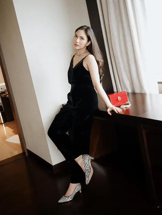 Satu lagi gaya chic Jessica Mila yang bisa jadi inspirasi untuk semua. Jumpsuit berwarna hitam ini juga akan sangat cocok digunakan untuk menghadiri acara formal, semi-formal, maupun casual. Foto: Instagram.