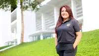 Psikolog Timnas Indonesia U-22 untuk SEA Games 2023, Laksmiari Saraswati berpose di depan fotografer setelah melakukan wawancara pada Jumat (9/6/2023). (Bola.com/Bagaskara Lazuardi)