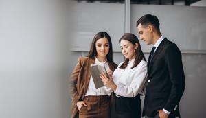 Sahabat Fimela, kamu pernah merasa tidak pantas dengan pencapaian yang sudah di raih? Hal itu bisa jadi pertanda imposter syndrome. Yuk, cari tahu cara mengenali dan melawannya agar lebih percaya diri dalam meraih kesuksesan.[Dok/freepik.com/senivpetro]