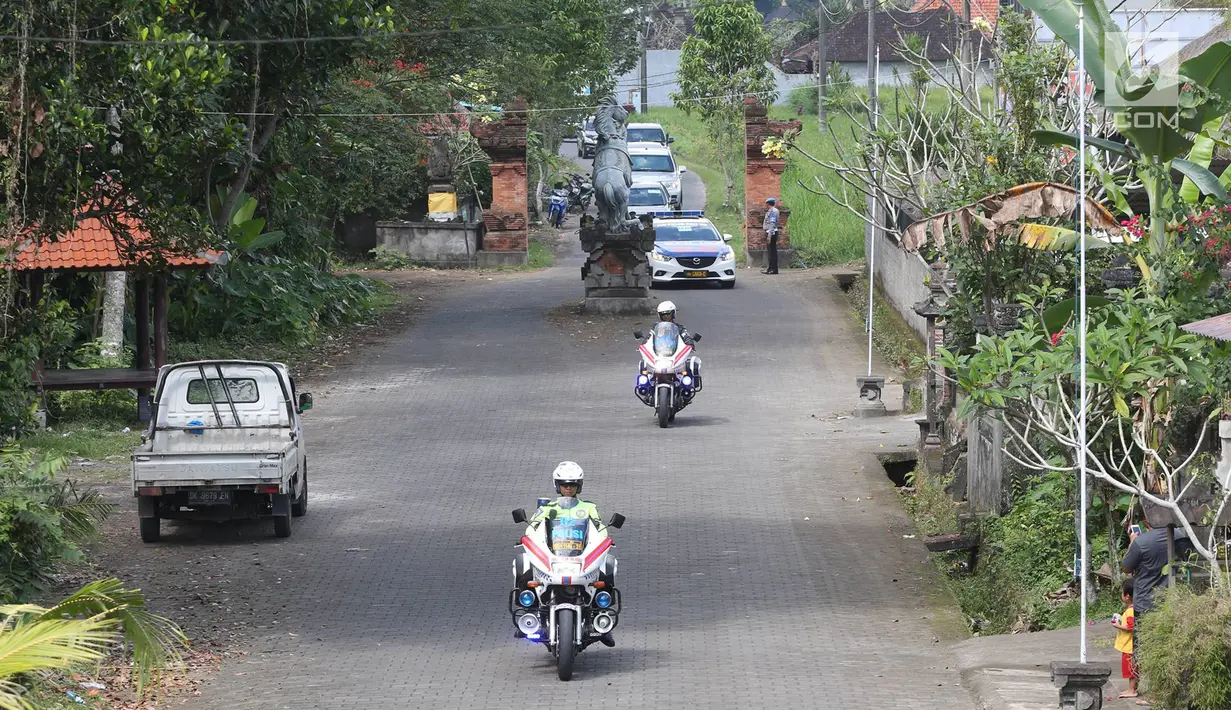 Iring-iringan mobil rombongan Barack Obama melintas di kawasan Bongkasa, Badung, Bali, Senin (26/6). Hari keempat berada di Pulau Bali, Barack Obama memilih untuk berpetualang melalui rafting di Sungai Ayung. (Liputan6.com/Immanuel Antonius)