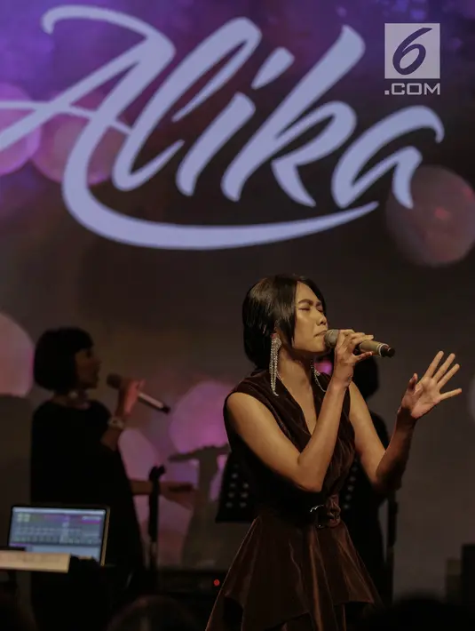 Ekspresi Alika saat tampil menghibur penggemar dalam mini showcase dan peluncuran album di Jakarta, Selasa (20/3). (Liputan6.com/Faizal Fanani)