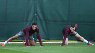 Bek Liverpool, Trent Alexander-Arnold (kiri) bersama rekan setimnya saat berlatih di kompleks pelatihan Melwood, Liverpool, Inggris, Senin (17/9). Liverpool akan menjamu Paris Saint-Germain (PSG) di Liga Champions 19 September 2018. (Paul ELLIS/AFP)