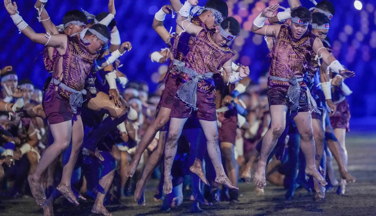 Panitia penyelenggara menampilkan atraksi tarian bela diri khas Kamboja, kun bokator. (AP Photo/Tatan Syuflana)