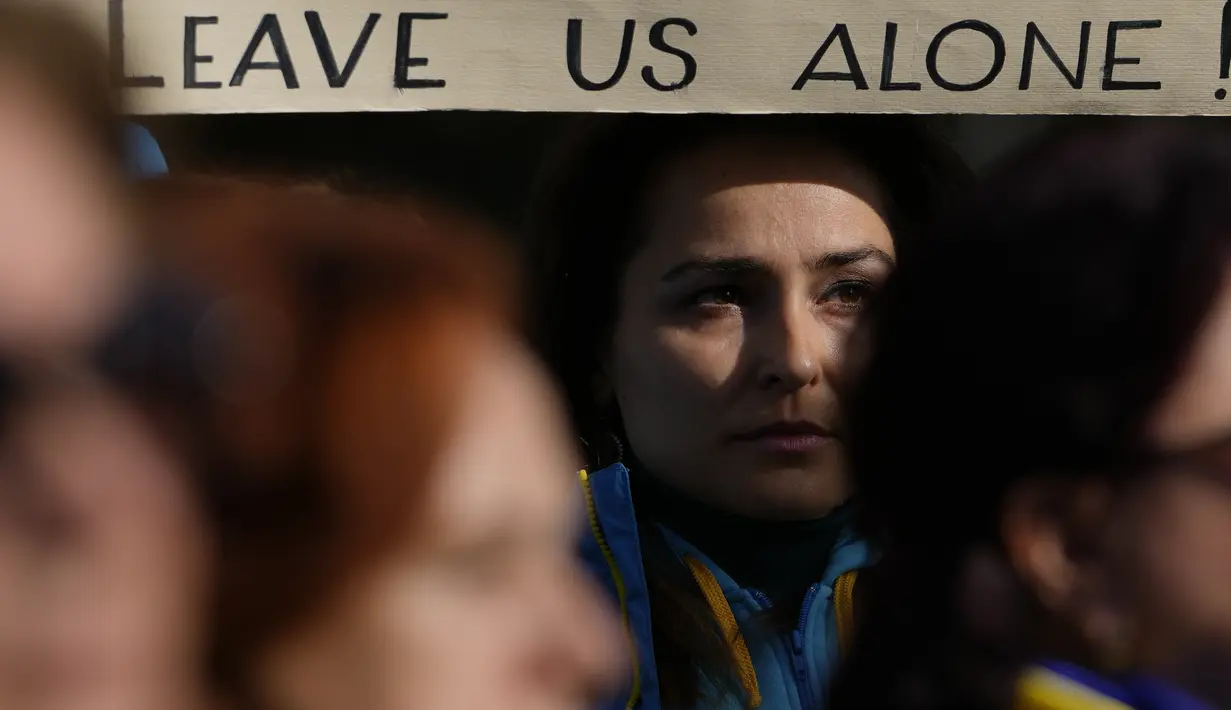 Warga Ukraina yang tinggal di Roma melakukan protes di dekat Kedutaan Besar Rusia di Roma, Italia, Kamis (24/2/2022). Demonstran turun ke jalan di London, Tokyo, Paris dan banyak kota lain untuk memprotes invasi Rusia ke Ukraina. (AP Photo/Alessandra Tarantino)