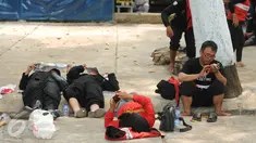Beberapa buruh beristirahat di halaman Masjid Jayakarta, Pulogadung Jakarta usai menempuh perjalanan dari Bandung-Jakarta, Jumat (20/11/2015). Para buruh menuntut pencabutan PP no 78 tentang pengupahan. (Liputan6.com/Helmi Fithriansyah)