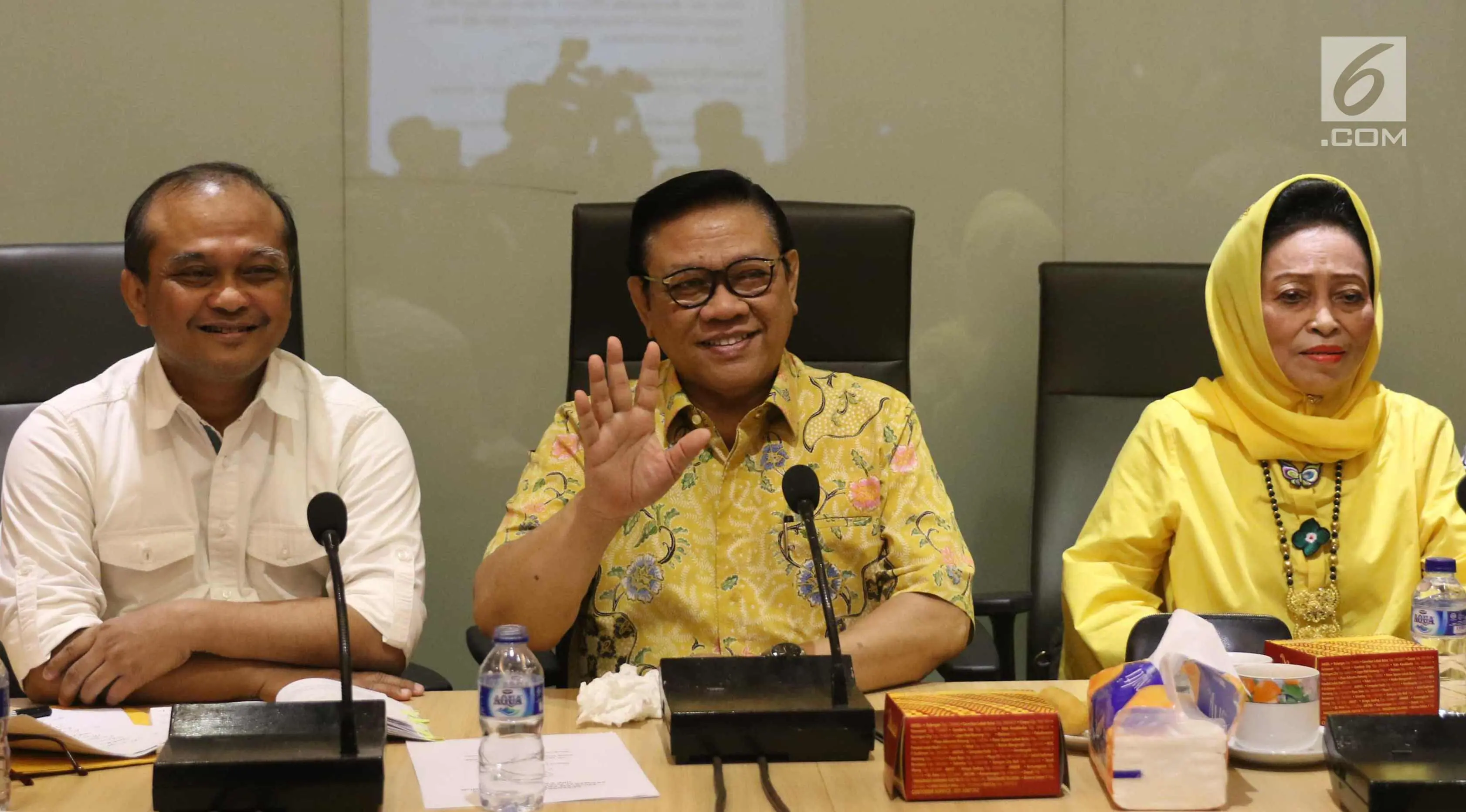 Ketua Dewan Pakar DPP Partai Golkar Agung Laksono (tengah) bersama anggota Dewan Pakar Golkar Ganjar Razuni (kiri) dan Watty Amir (kanan) saat rapat dewan pakar di Kantor DPP Golkar, Jakarta, Senin (20/11). (Liputan6.com/Angga Yuniar)