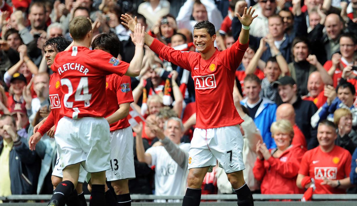 Cristiano Ronaldo mencetak gol terakhirnya di Derby Manchester saat Manchester United menang 2-0 kala manjamu Manchester City di pekan ke-36 Liga Inggris musim 2008/2009, 10 Mei 2009. Cristiano Ronaldo berhasil mencetak 1 gol dalam laga tersebut. (AFP/Paul Ellis)