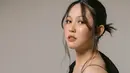 Foto pertama, keduanya tampak mengenakan pakaian serba hitam. Ribka tampil elegan dengan atasan hitam sheer yang memerlihatkan baby bumpnya. Dipadukan rok panjang sheer warna putih. [@venemapictures]
