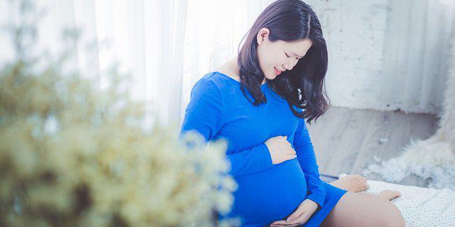 Bayi bisa merasa bahagia jika ibu melakukan elusan di perut/copyright Shutterstock.com