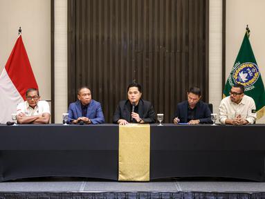 Ketua Umum PSSI, Erick Thohir (tengah) memberikan keterangan dalam konferensi pers terkait rencana baru perkembangan Timnas Indonesia yang berlangsung di Menara Danareksa, Kemayoran, Jakarta Pusat, Senin (06/01/2025). Dalam acara tersebut juga dihadiri oleh Manajer Timnas Indonesia Sumardji, Waketum PSSI Zainudin Amali, Sekjen PSSI Yunus Nusi, dan Exco Arya Sinulingga. (Bola.com/Bagaskara Lazuardi)