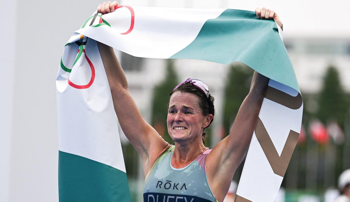 Flora Duffy dari Bermuda bereaksi setelah memenangkan kompetisi triathlon individu putri selama Olimpiade Tokyo 2020 di Taman Laut Odaiba di Tokyo pada 27 Juli 2021. (AFP/Charly Triballeau)