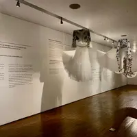 Melihat perjalanan pelestarian budaya LAKON Indonesia di instalasi seni bertajuk “Lorong Waktu”. (Dok/FIMELA/Hilda Irach).