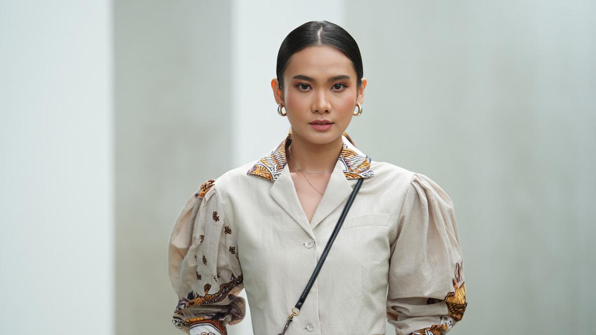 7 Model Jas Kombinasi Batik Wanita yang Trendi di Tahun 2025, Gaya Formal Elegan Berbalut Nuansa Budaya