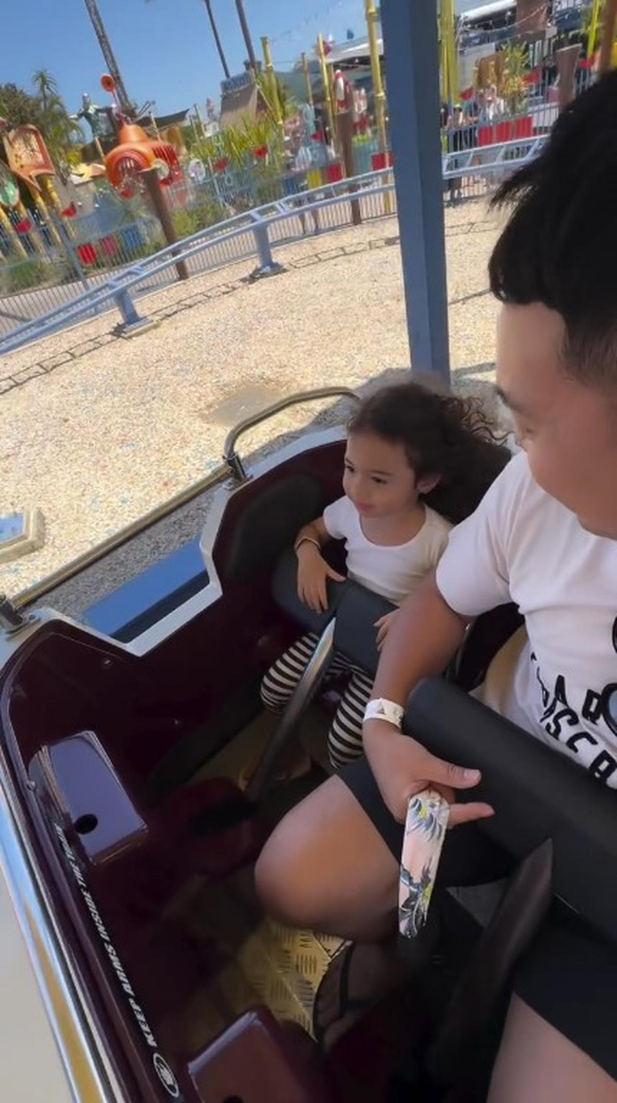 7 Potret Cara Rose Anak Rianti Cartwright Naik Roller Coaster Pertama Kali, Berani Sambil Angkat Tangan