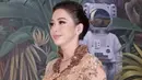 Tampilan ayu Maia Estianty kali ini tidak lepas dari peran Anne Avantie yang mendesain kebaya berwarna cokelat gold. [Foto: Instagram/ MaiaEstiantyreal]