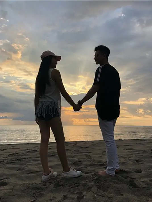 "Duh makin hari makin soswet aja❤," tulis ulfa_tkmlh. "Romantih bangat," tulis zuhriatulhafiza. "Banyak ko pasangan muda yg romantis,, tpi mereka ga terllu mengumbar kemesraan'y spt itu,," tulis intandewipartll. (Instagram/bramastavrl)