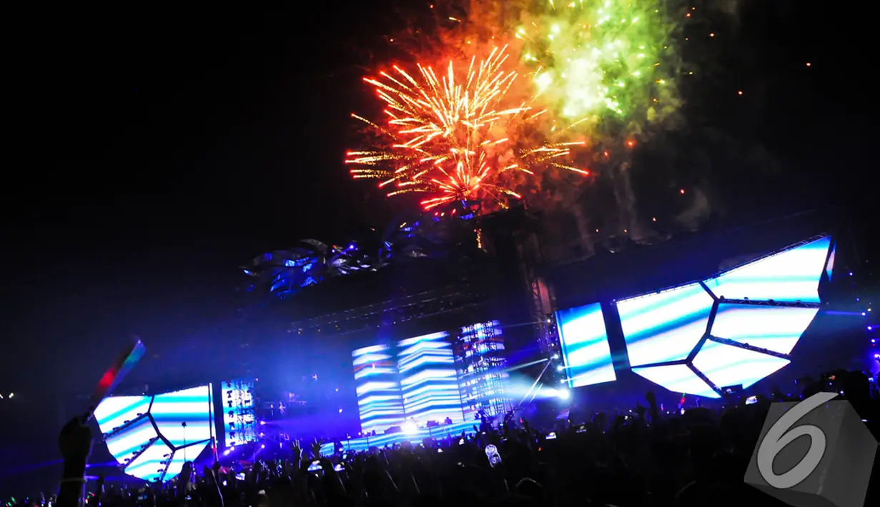 Warna-warni kembang api menambah semarak suasana pagelaran DWP (Djakarta Warehouse Project) 2014, JIExpo Kemayoran, Jakarta, Sabtu (13/12/2014). (Liputan6.com/Faisal R Syam) 