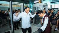 Menteri Koordinator Bidang Infrastruktur dan Pembangunan Kewilayahan, Agus Harimurti Yudhoyono (AHY), meninjau langsung pelaksanaan kick-off uji coba sistem All Indonesia di Bandara Internasional Soekarno&ndash;Hatta, Tangerang, pada Kamis (24/7/2025). (Dok KemenkoInfra)