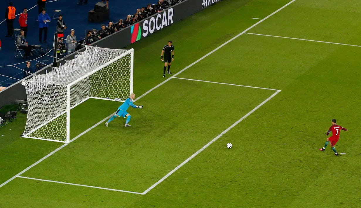 Penyerang Portugal Cristiano Ronaldo  saat menendang tendangan pinalti saat pertandingan lanjutan piala Eropa 2016 grup F di Parc des Princes, Prancis, (19/6). Ronaldo gagal mencetak gol pada pertandingan ini. (REUTERS/Christian Hartmann)