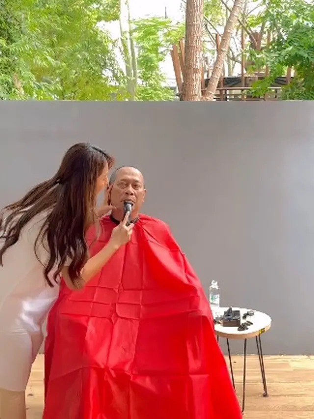 Bikin Haru, Ini 7 Momen Dinda Kirana Cukur Rambut Ayah yang Alami Stroke
