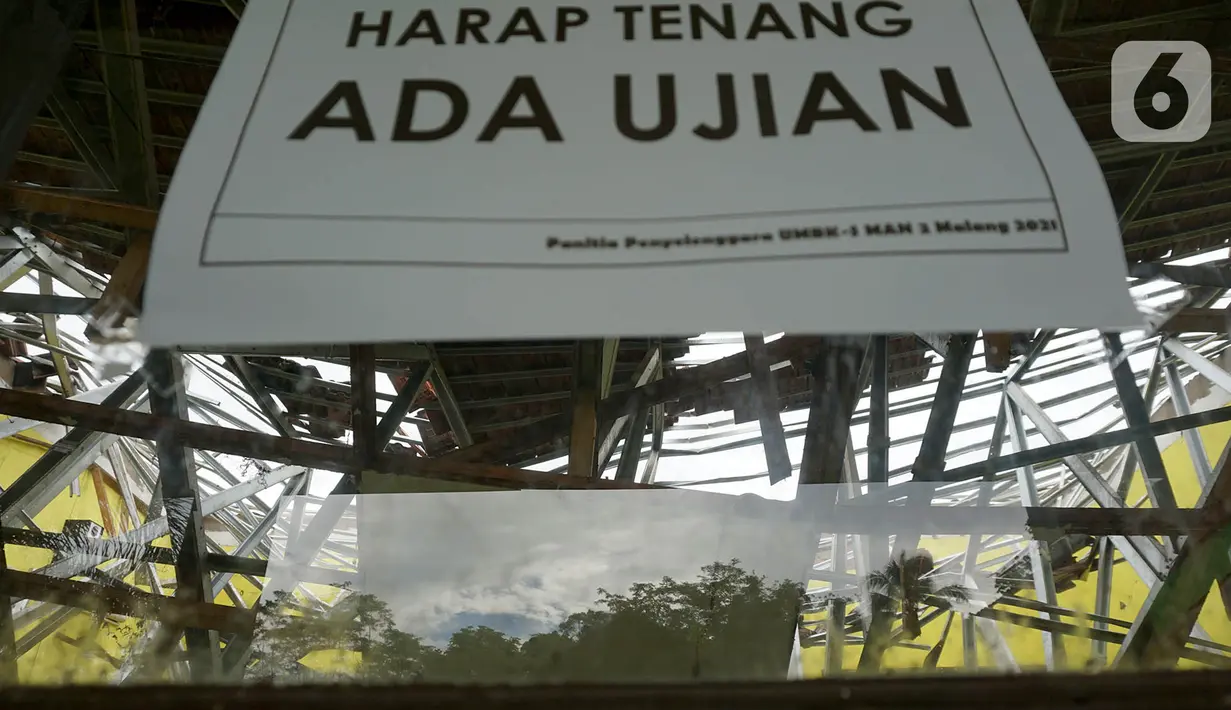 Kondisi salah satu ruang kelas yang rusak parah akibat gempa di MAN 2 Malang, Turen, Kabupaten Malang, Minggu (11/4/2021). Menurut Kepala Tata Usaha MAN 2 Malang, M Fahtur Ridlo, sebanyak 16 ruangan mengalami kerusakan akibat gempa bermagnitudo 6,1 pada Sabtu (10/9). (merdeka.com/Nanda F. Ibrahim)