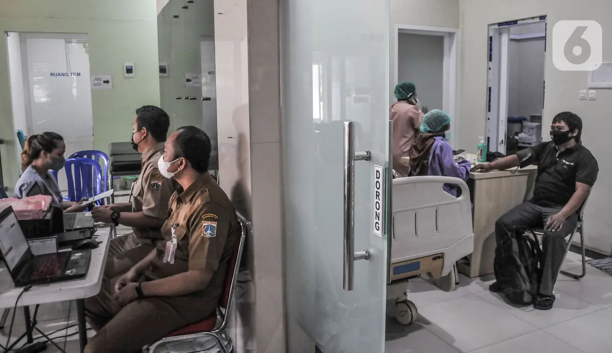 Suasana Puskesmas Kecamatan Pulogadung yang melayani pemberian vaksin dosis keempat atau Booster kedua kepada warga di Jakarta Timur, Selasa (24/1/2023). Vaksin booster kedua diberikan minimal enam bulan setelah masyarakat menerima vaksin booster pertama. Vaksin booster kedua tersedia di fasilitas pelayanan kesehatan dan atau pos pelayanan vaksinasi Covid-19. (merdeka.com/Iqbal S Nugroho)