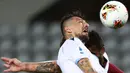 Bek Lazio, Francesco Acerbi berebut bola udara dengan pemain Torino pada pertandingan lanjutan Liga Serie A Italia di stadion Olimpiade di Turin (30/6/2020). Lazio menang tipis atas Torino 2-1. (AFP Photo/Isabella Bonotto)