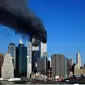 (FILES) Dalam file foto ini asap mengepul dari menara kembar World Trade Center di Lower Manhattan, New York pada 11 September 2001. (AFP/Henny Ray Abrams)
