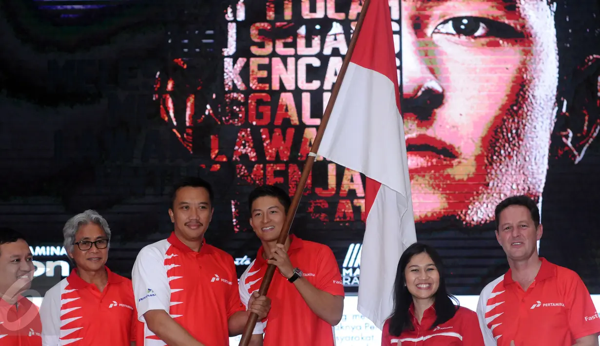 Rio Haryanto (ketiga kanan) menerima bendera Merah Putih dari Menpora Imam Nahrawi usai dipastikan bergabung dengan tim Manor Racing F1 di Jakarta, Kamis (18/2/2016). Rio akan mengikuti Formula 1 selama semusim penuh. (Liputan6.com/Helmi Fithriansyah)